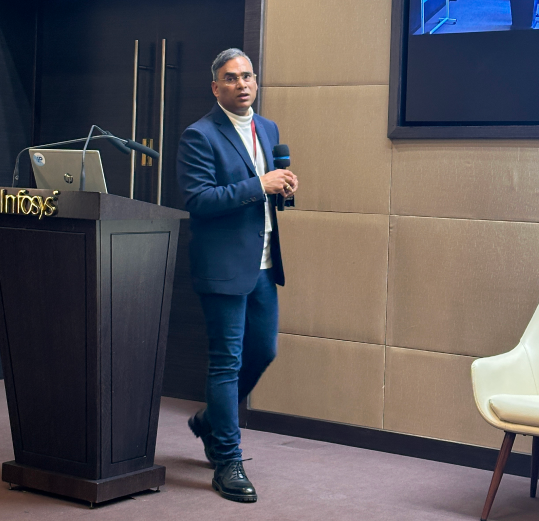 Manoj Gupta speaking on conscious leadership and entrepreneurship